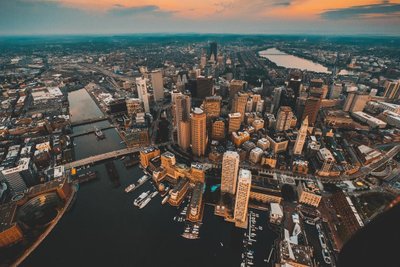 Dronen Bild von einer moderne Stadt am Wasser