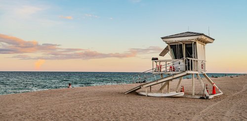 Strand mit Rettungsschwimmerturm