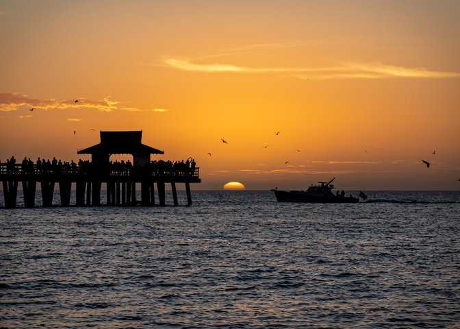 Hafendamm bei Sonnenuntergang