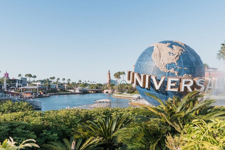 Universal Studios Plaza Weltkugel auf Wasser