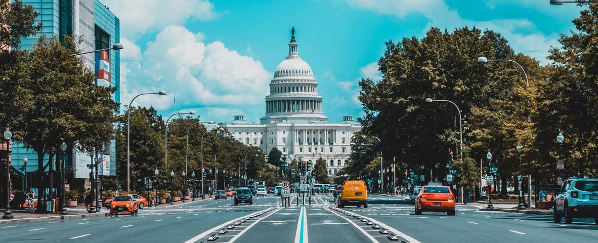 Capitol, Washington D.C. Straße vor einem weißen Monument