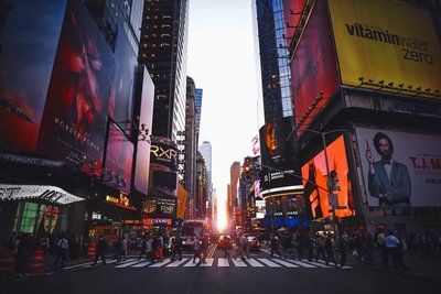 Times Square in New York Straße zwischen hohen Buildings