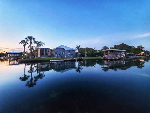 Crystal River Haus am Wasser mit Palmen