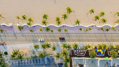 Eine Straße am Strand von Miami von Oben