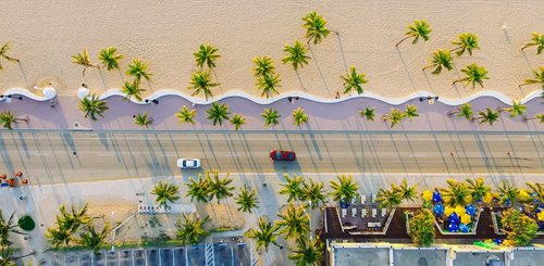 Eine Straße am Strand von Miami von Oben