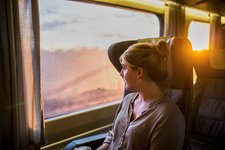 Kanada Bahnreise - Passagier bei Sonnenuntergang