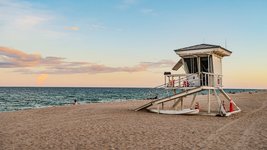 Strand mit Rettungsschwimmerturm