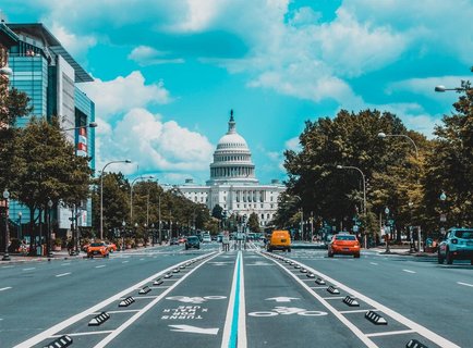 Capitol, Washington D.C. Straße mit bunten Autos, Bäume und weißen Gebäude