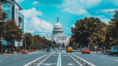 Capitol, Washington D.C. Straße mit bunten Autos, Bäume und weißen Gebäude