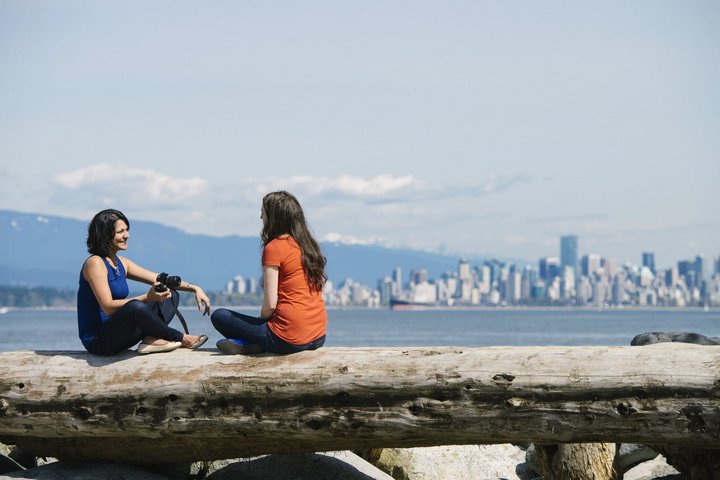 Kanada Reise - Vancouver Skyline mit Menschen