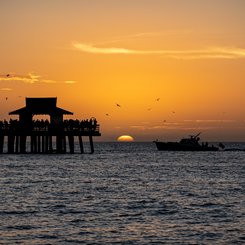 Hafendamm bei Sonnenuntergang